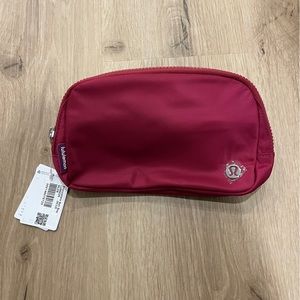 🫐🍓Lululemon Everywhere Belt Bag 1L - Wild Berry colour